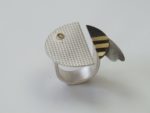 Ring "Bee to be" mit Saphir