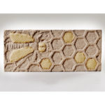 Relief »Biene auf Wabe«