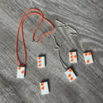 Braillebuchstaben im Legostil / Kette silberfarben – Bild 2