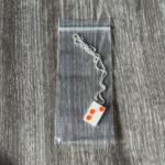 Braillebuchstaben im Legostil / Kette silberfarben