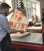 Uli Kühle, Keystone Editions Berlin beim Druck der Lithografien für das TAROT Künstlerbuch von Alexandra Seils