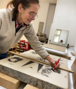 Alexandra Seils zeichnet auf dem Stein für ihr TAROT Künstlerbuch