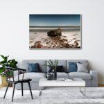 Ein 2/3-Mond scheint am Abend des 11. Februar vom wolkenlosen Sternenhimmel und taucht den Strand der Ostsee bei Hubertsberg (Gemeinde Panker, Kreis Plön) in ein kaltes, klares Licht. Das Bild hängt an der Wand eines fiktiven Wohnzimmers.