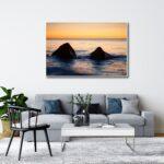 Mittsommer: Die ganze Nacht des 1. auf den 2. Juli 2018 hindurch bleibt am nördlichen Horizont über der Ostseeküste und den angrenzenden Feldmarken der rote Schein der nicht weit unter den Horizont sinkenden Sonne sichtbar. Das Bild hängt an der Wand eines fiktiven Wohnzimmers.